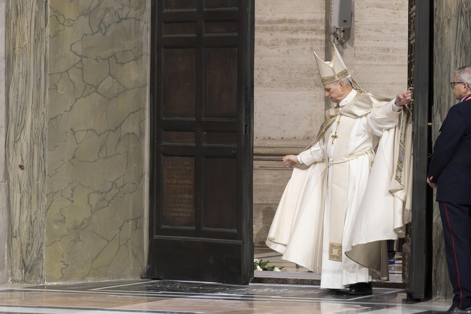 El papa clausura el Jubileo al cerrar la Puerta Santa del Vaticano