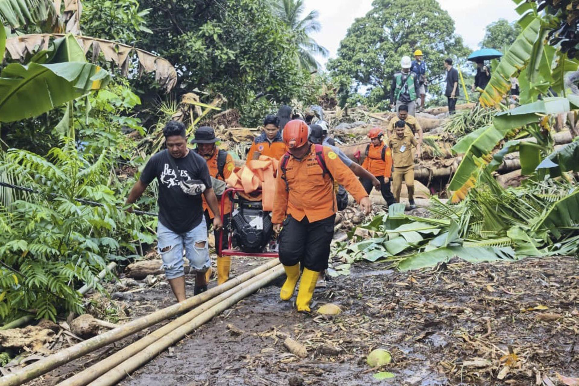 Al menos 16 muertos y tres desaparecidos en las islas Célebes de Indonesia