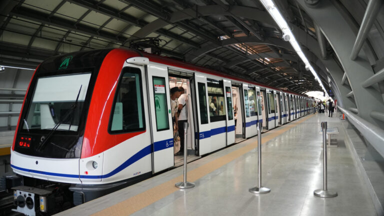Suspenden servicio de Línea 2 del Metro tras mujer lanzarse a los rieles