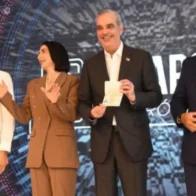 Abinader recibe primer pasaporte electrónico dominicano y da inicio a nueva era de seguridad documental