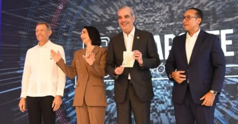 Abinader recibe primer pasaporte electrónico dominicano y da inicio a nueva era de seguridad documental
