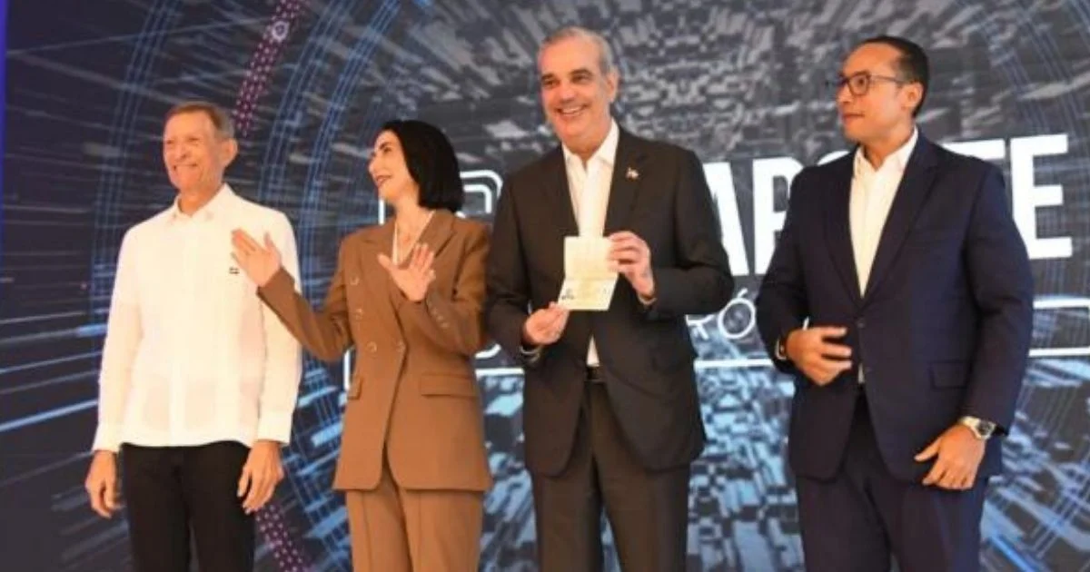 Abinader recibe primer pasaporte electrónico dominicano y da inicio a nueva era de seguridad documental
