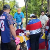 Convocatoria reúne manifestantes frente a la Embajada de Venezuela en RD