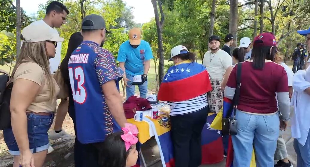 Convocatoria reúne manifestantes frente a la Embajada de Venezuela en RD