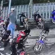 Desaprensivo roba motocicleta de parqueo en plaza de Jarabacoa