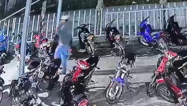 Desaprensivo roba motocicleta de parqueo en plaza de Jarabacoa