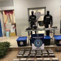 PN y DNCD ocupan 105 paquetes de presunta cocaína, armas y municiones durante operativo conjunto en SDE