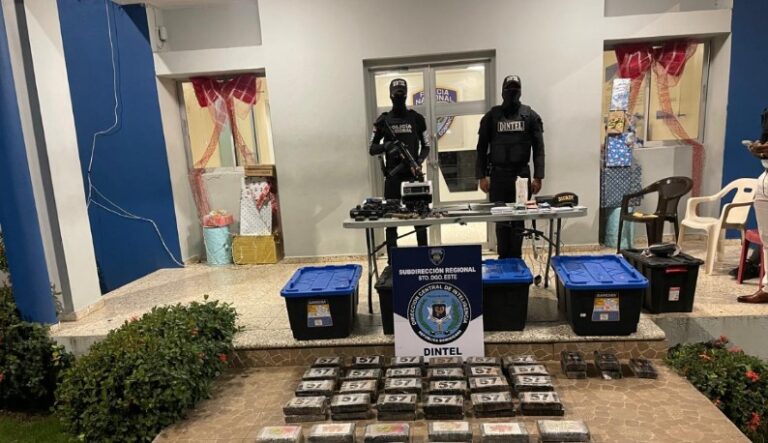 PN y DNCD ocupan 105 paquetes de presunta cocaína, armas y municiones durante operativo conjunto en SDE