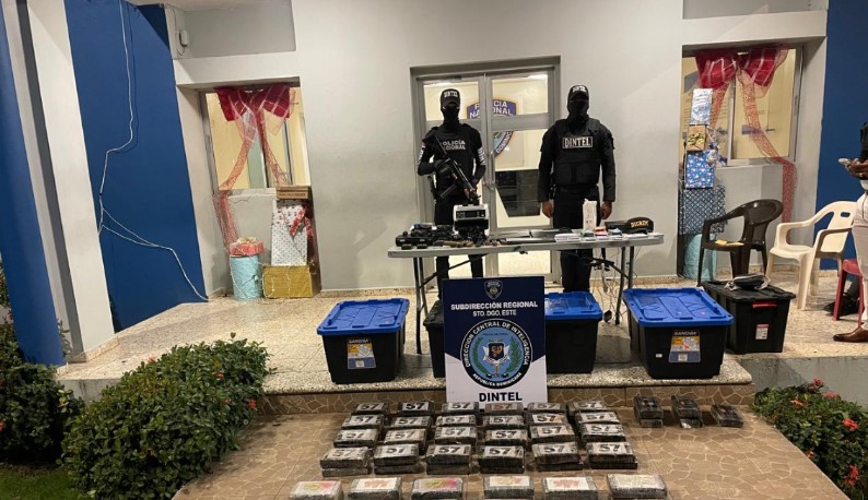 PN y DNCD ocupan 105 paquetes de presunta cocaína, armas y municiones durante operativo conjunto en SDE