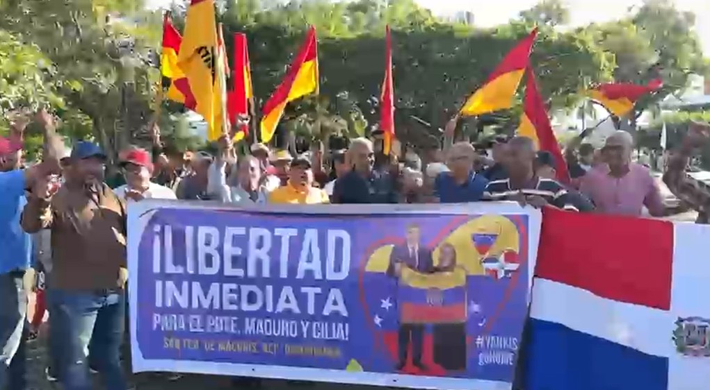 Izquierdistas protestan en el Parque Duarte de SFM exigiendo la liberación de Maduro y su esposa