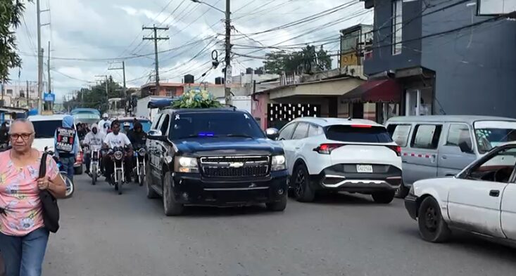 Familiares y amigos dan el último adiós a joven de 19 años ultimado presuntamente por la PN en San Luis