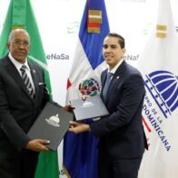 El contralor general de la República, Félix Santana García y el doctor Edward Guzmán, director ejecutivo de Senasa.