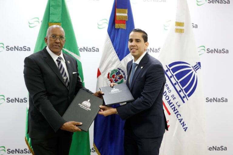 El contralor general de la República, Félix Santana García y el doctor Edward Guzmán, director ejecutivo de Senasa.