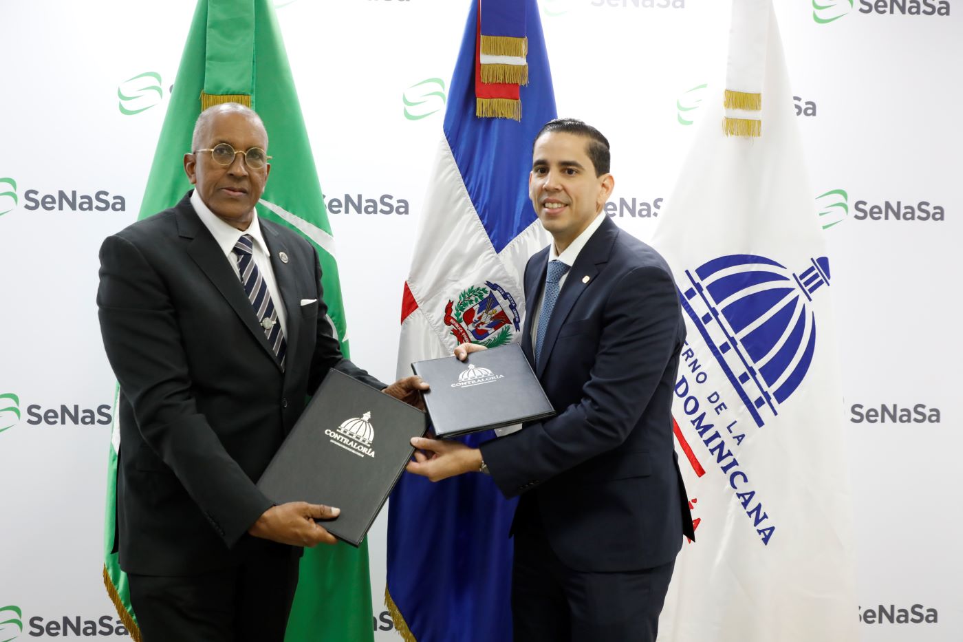 El contralor general de la República, Félix Santana García y el doctor Edward Guzmán, director ejecutivo de Senasa.