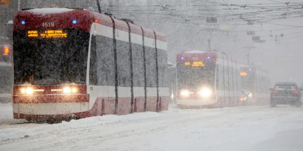 Toronto, la mayor ciudad de Canadá, paralizada por la caída de 60 centímetros de nieve