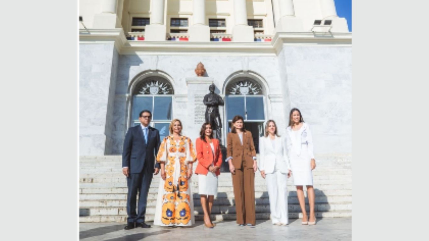 Embajadora de EE. UU. y Raquel Peña visitan el Monumento de Santiago