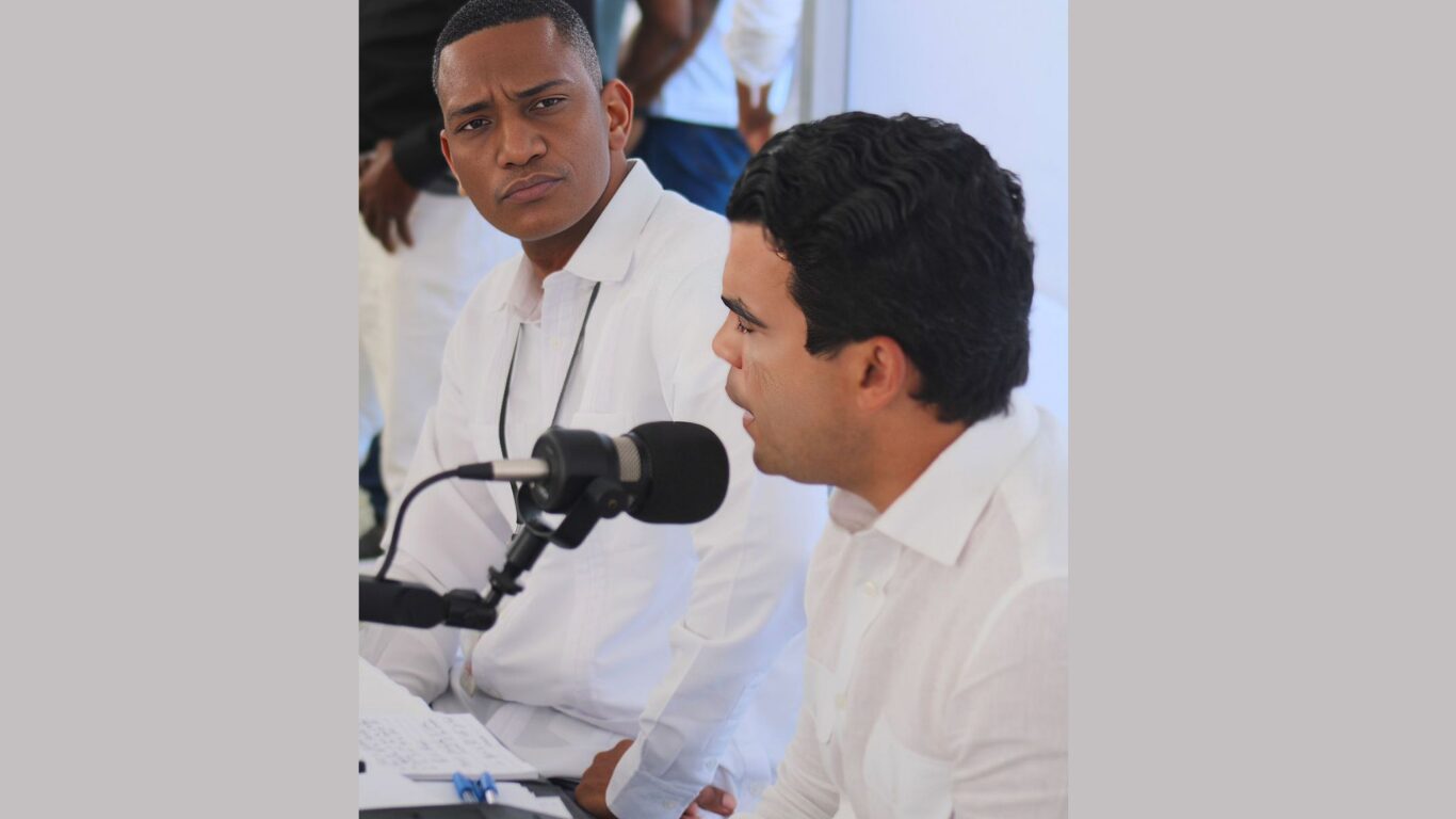 Regidor Sandy Báez pide a Welinton Arnaud intervenir acueducto de Padre Las Casas