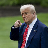 Trump dice que cierra los ojos en las reuniones con su gabinete porque son "aburridísimas"