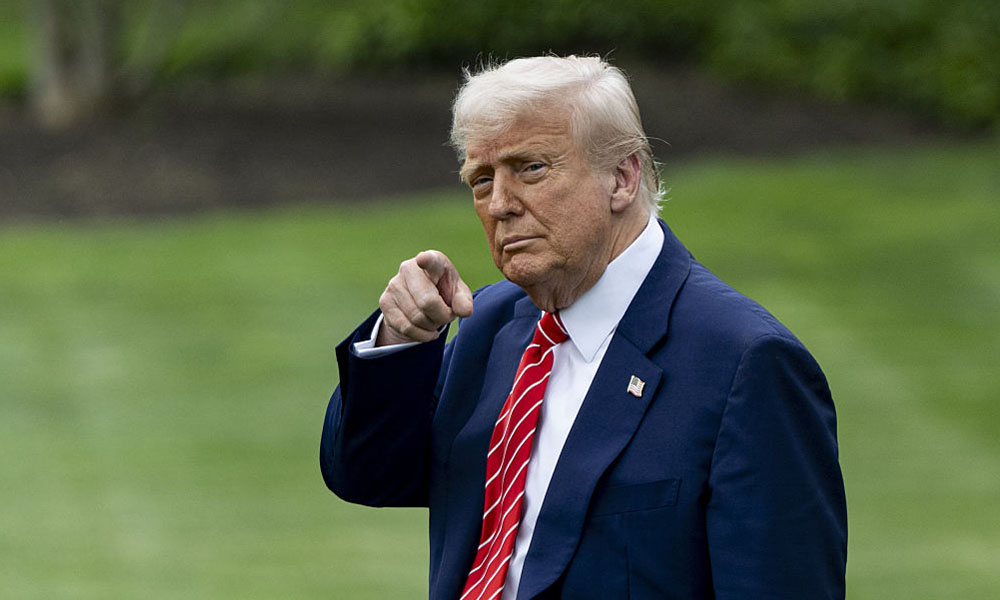 Trump dice que cierra los ojos en las reuniones con su gabinete porque son "aburridísimas"