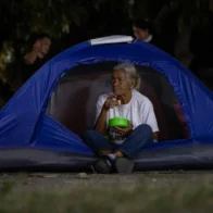 Unas 80 familias duermen afuera de un penal de Venezuela por la liberación de los presos políticos