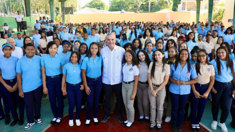 Abinader exhorta a jóvenes de Dajabón a prepararse; inaugura nuevas aulas con un valor de RD$40.4 millones