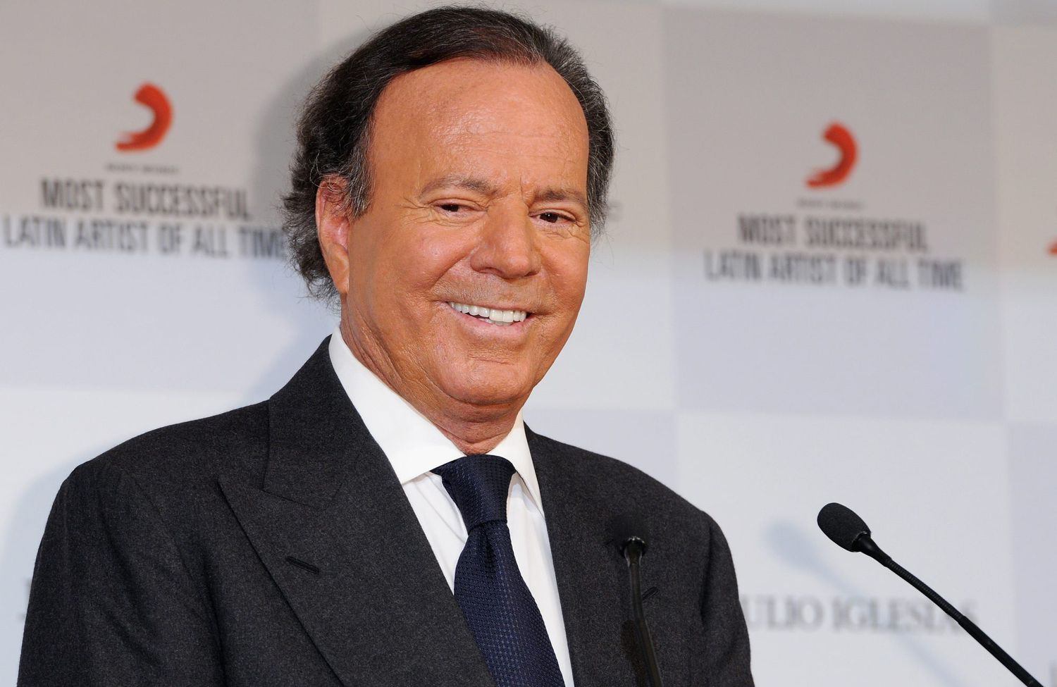 Fiscalía española archiva denuncia contra Julio Iglesias por falta de jurisdicción