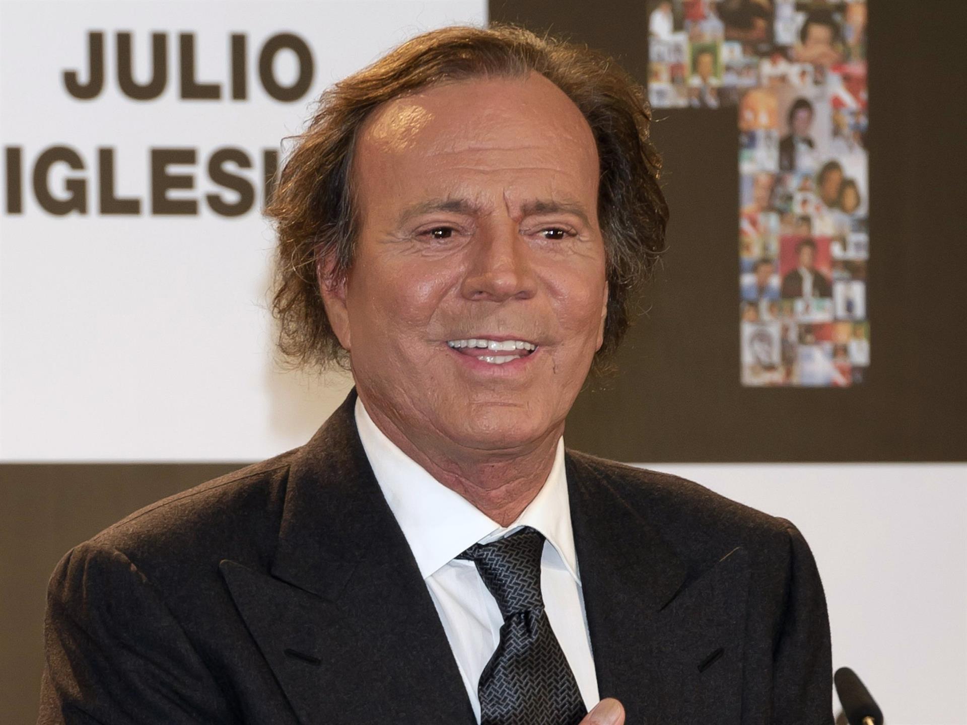 Denunciantes de Julio Iglesias declararán ante Fiscalía y confían en que cesen los abusos