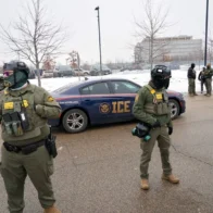 El agente del ICE que mató a una mujer en Mineápolis fue arrastrado por un vehículo en una redada anterior