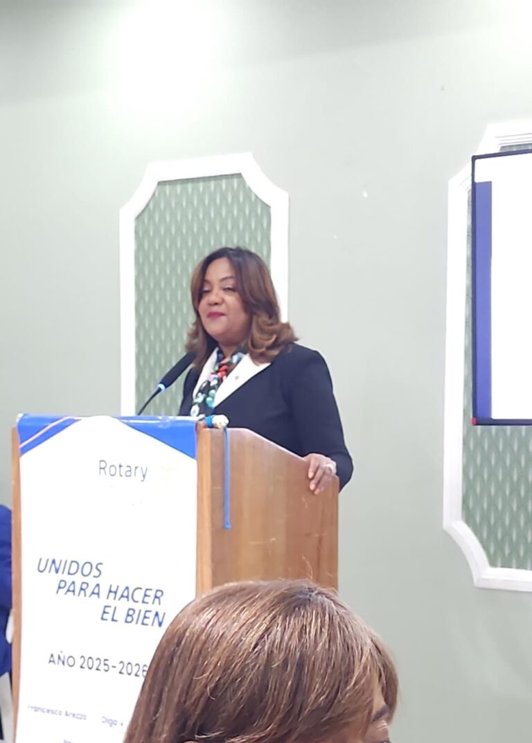 Amarilys Durán Salas imparte conferencia sobre Ética y Liderazgo Profesional en el Club Rotario Santo Domingo Bella Vista
