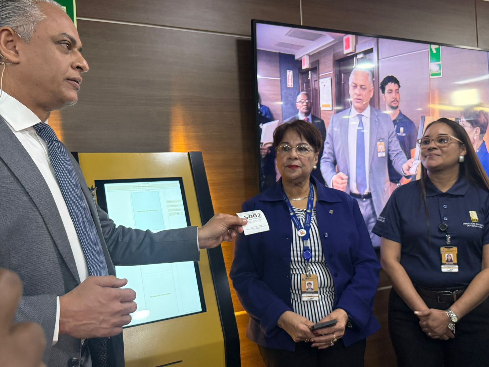 Con una empleada con 52 años de servicio en la JCE inicia primera etapa del proceso de nueva cédula