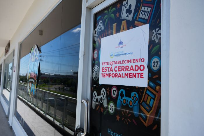 Seguridad de Ciudad Juan Bosch cierra negocios por vender bebidas alcohólicas a menores de edad