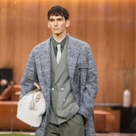Louis Vuitton exhibe su moda masculina en París en una casa de diseño minimalista