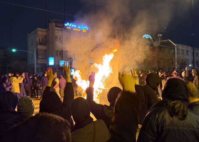 El régimen iraní amenazó con imponer castigos “sin clemencia” a los manifestantes