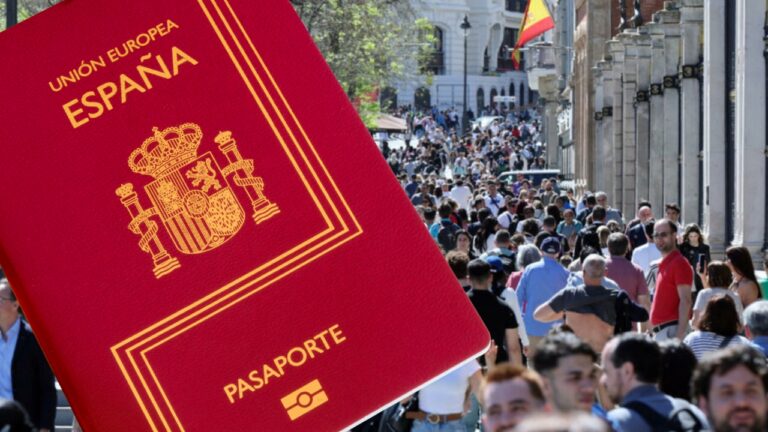 Gobierno español anuncia plan de regularización que beneficiará a unos 500 mil migrantes
