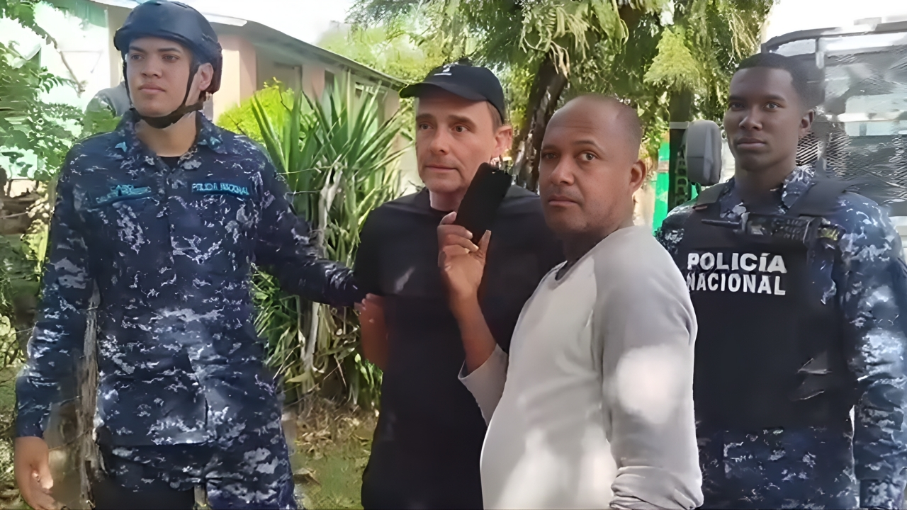 Policía arresta a sacerdote Miguel Ángel Gullón Pérez durante desalojo en Mirador del Sur