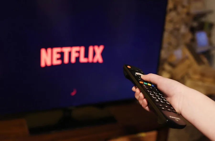 Netflix baraja una oferta de compra en efectivo de Warner Bros., según medios