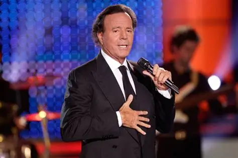Julio Iglesias niega acusaciones en su contra y afirma que defenderá su dignidad