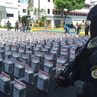 Autoridades decomisan 863 paquetes de cocaína y capturan a dos hombres