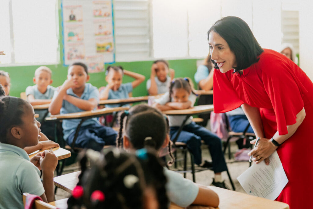Raquel Arbaje imparte clase de moral, cívica y ética ciudadana en escuela pública de Cristo Rey