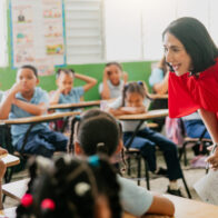Raquel Arbaje imparte clase de moral, cívica y ética ciudadana en escuela pública de Cristo Rey
