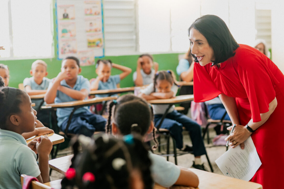 Raquel Arbaje imparte clase de moral, cívica y ética ciudadana en escuela pública de Cristo Rey