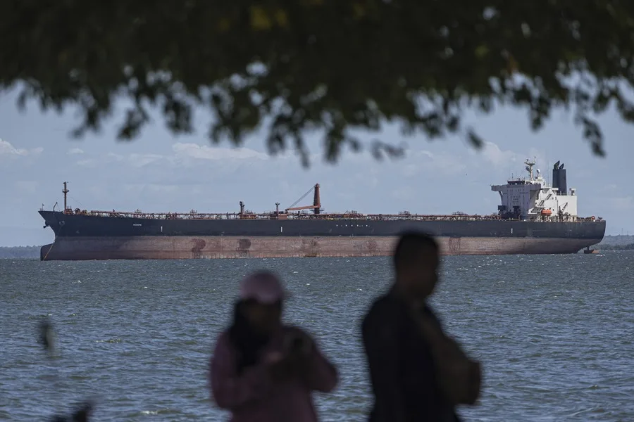 Trump dice que Venezuela entregará entre 30 y 50 millones de barriles de petróleo a EE.UU.