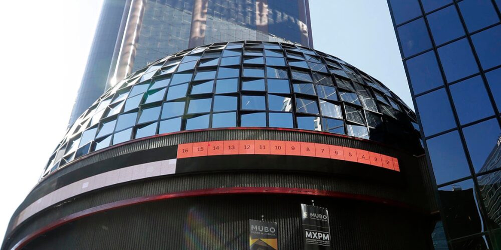 La Bolsa mexicana pierde 0,23 % y baja 64.871,7 unidades tras jornada mixta en el mundo