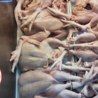 Comerciantes y amas de casa denuncian “divareo” en el precio del pollo