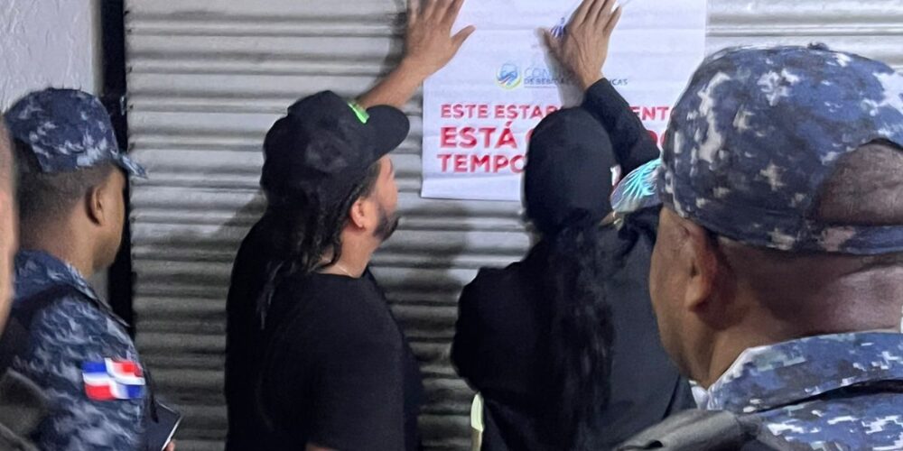 Policía y COBA intervienen negocio “Los Chelos” por contaminación sónica en Los Guaricanos, SDN
