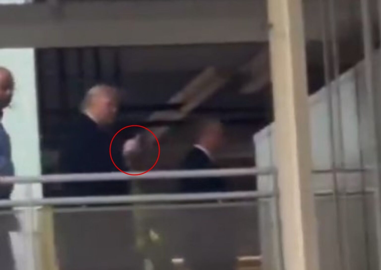 Trump insulta y hace gesto obsceno a empleado de Ford tras acusación de ser “protector de pedófilos”