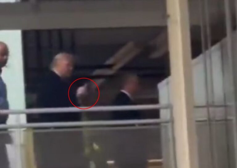 Trump insulta y hace gesto obsceno a empleado de Ford tras acusación de ser “protector de pedófilos”