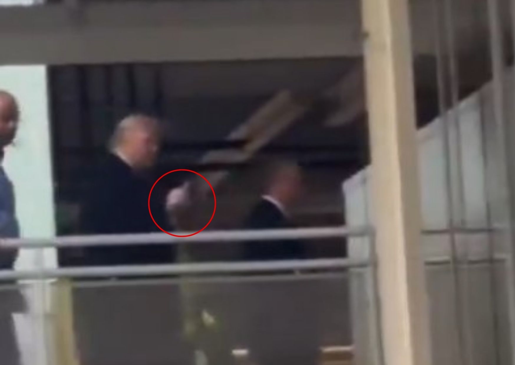 Trump insulta y hace gesto obsceno a empleado de Ford tras acusación de ser “protector de pedófilos”