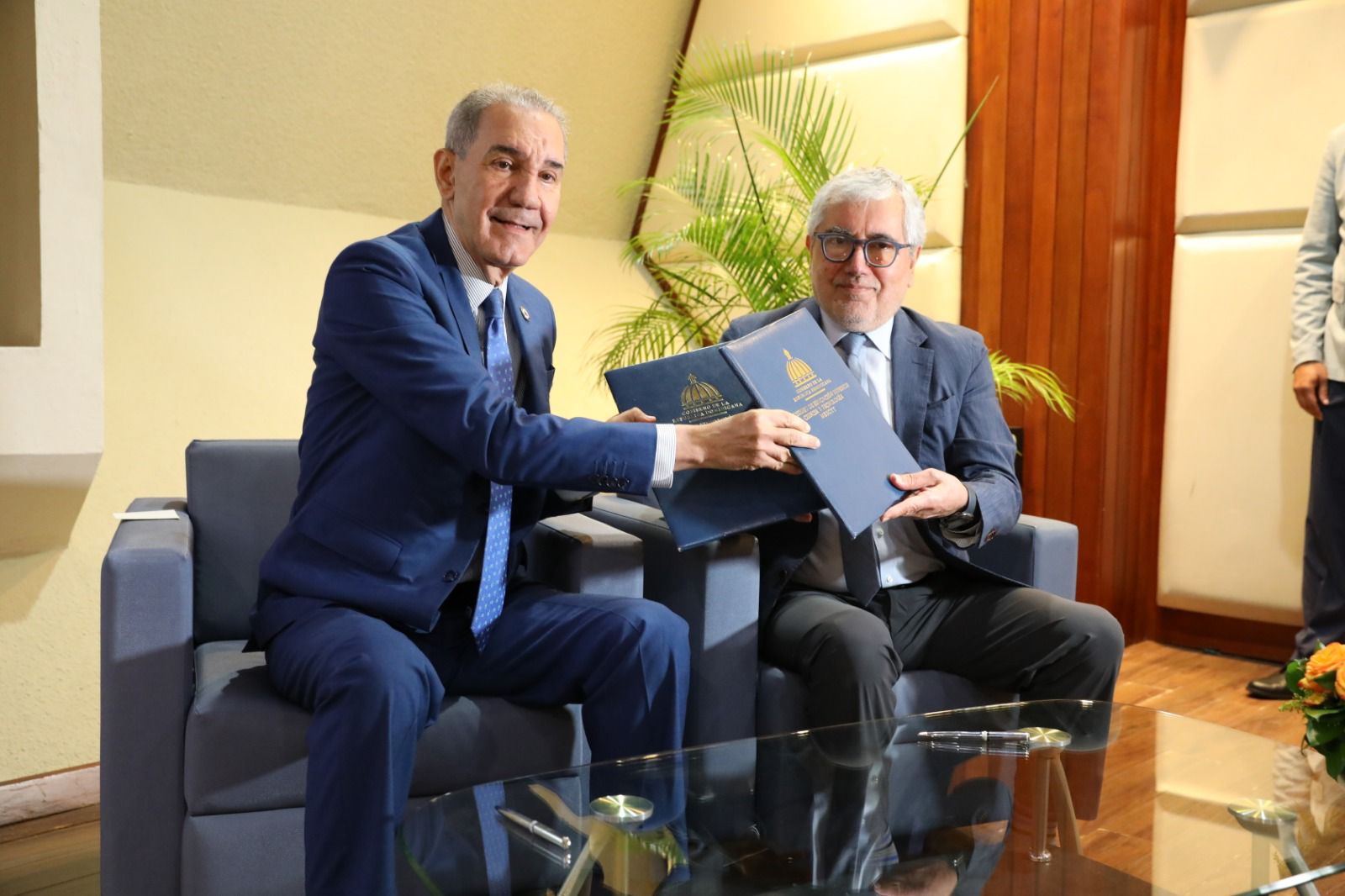 MESCyT y la Pontificia Universidad Católica de Chile firman acuerdo para modernizar sistema nacional de evaluación universitaria