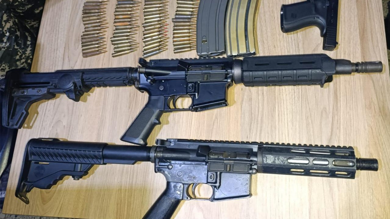 Hallan armas de fuego ocultas en caja fuerte durante operativo en Santiago